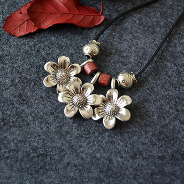 Vintage White Flower Necklace