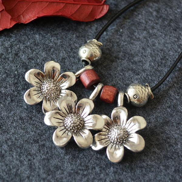 Vintage White Flower Necklace